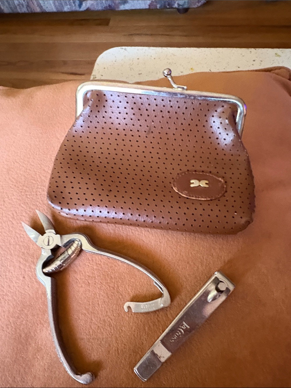 Vintage Brown Perforated Leather Look Kiss-Lock Coin Purse/ Nail Trimmers